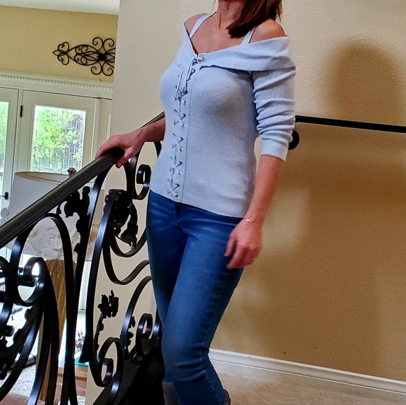Guess cold shoulder top - Picture 4 of 4